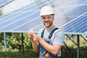 en man innehar ett glödande ljus Glödlampa i hans energi begrepp, de Sol är rena efter arbete och ersätter de energi den där producerar kol dioxid. foto