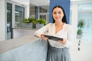 porträtt av skön receptionist nära disken i hotell foto