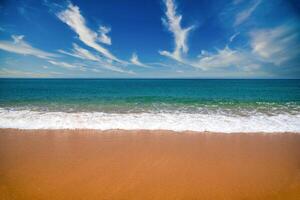 skön strand och tropisk hav på blå himmel med moln i phuket, thailand. sommar strand paradis. foto