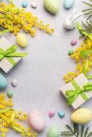 festlig påsk firande med dekorerad ägg och gåvor på en ljus bakgrund foto