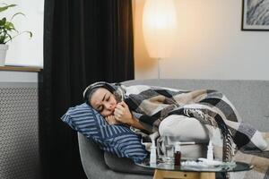 ung sjuk kvinna i säng på Hem. foto