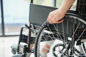 ung kvinna Sammanträde i en rullstol foto