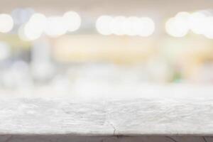 tömma vit marmor sten tabell topp och suddig restaurang interiör bakgrund - kan Begagnade för visa eller montage din Produkter. foto