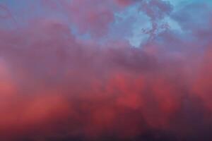 dramatisk himmel med ljus röd och mörk blå stormig moln. natur bakgrund foto