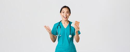 sjukvård arbetare, förebyggande virus, karantän kampanj begrepp. upphetsad Lycklig asiatisk kvinna läkare, sjuksköterska i medicinsk mask som visar Fantastisk ny medicin, rekommendera apotek foto
