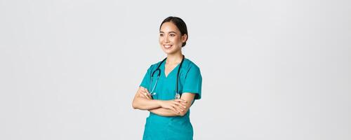 covid19, sjukvård arbetare, pandemi begrepp. sida se av professionell självsäker och hoppfull asiatisk kvinna läkare, sjuksköterska ser säker bort och leende, stående i scrubs vit bakgrund foto