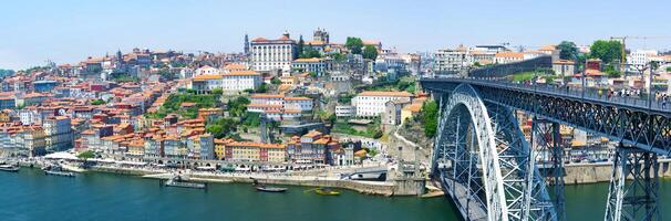 porto känd historisk stad, portugal. arkitektur av gammal stad. resa till ribeira och douro flod. foto