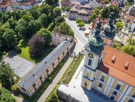 antenn se av de stad donaueschingen i Tyskland och kyrka st. johannes baptist foto