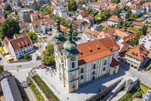 antenn se av de stad donaueschingen i Tyskland och kyrka st. johannes baptist foto