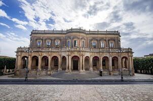 Fasad av palazzo ducezio, är en historisk byggnad och en större landmärke i noto. sicilien foto