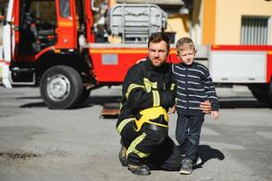 skydda människor från farlig med modig hjärta.hjälte i brandman med enhetlig säker barn från bränna rök foto