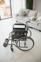 tömma rullstol i de vardagsrum. ensam och sjukvård begrepp. foto