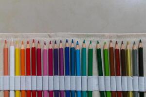 en uppsättning av färgad pennor i deras duk fall foto