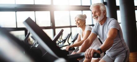 ai genererad aktiva sportig senior par utövar på övning cykel i de Gym. foto