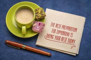 de bäst förberedelse för i morgon är håller på med din bäst i dag - handstil på servett med en kopp av kaffe foto