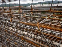 ordentligt anordnad betong järn är redo till vara Begagnade som en fundament för en stor byggnad foto