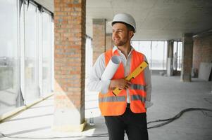 porträtt av man arkitekt på byggnad webbplats. självsäker konstruktion chef bär hjälm. framgångsrik mogna civil ingenjör på konstruktion webbplats med kopia Plats. foto