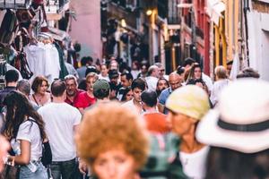 Granada, Spanien, 15 juni 2019 - människor i gamla moriska kvarteren albaicin foto