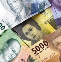 stänga upp indonesiska rupiah papper pengar valuta med olika värde. objekt isolerat på vit studio bakgrund. uang kertas seribu, lima, dua, sepuluh, dan dua puluh ribu. foto
