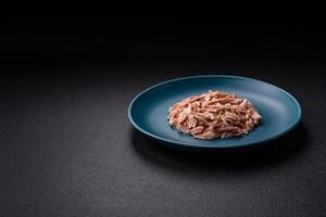 utsökt konserverad diet- tonfisk kött med salt, kryddor och olja foto