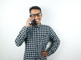 porträtt av asiatisk man talande på telefon med leende ansikte uttryck. foto