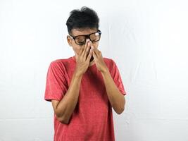 trött asiatisk man med gäspa ansikte uttryck, sömnig och tillbaka smärta på vit bakgrund foto