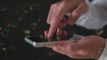 social media marknadsföring begrepp. affärsman hand använder sig av smartphone skriver, chattar konversation i chatt låda ikoner pop- upp suddig bokeh bakgrund foto