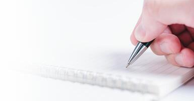 affärsman hand använder sig av penna skrivning på papper på vit tabell bakgrund i kontor foto