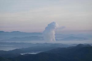 skön morgon- landskap med dimma i de bakgrund på mae moh brunkol kol kraft växt, lampang, thailand industriell vit ånga från kyl- och torn rör, industriell och miljö- teman foto