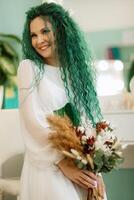 porträtt av en brud med grön lockigt hår i de skönhet rum foto