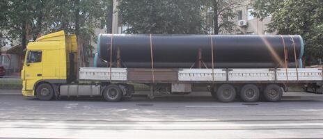 sankt petersburg ryssland - 07 31 2023 lastbil bärande stor rör för de textavsnitt av gas foto