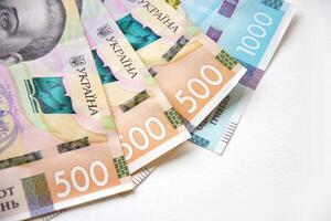 ny sedlar med en ansikte värde av 500 och 1000 hryvnia. foto