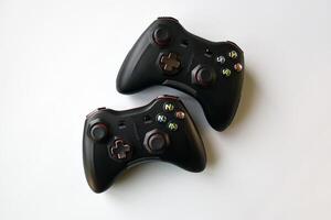 två joystick gaming kontrollant på ljus blå bakgrund. minimalism. foto