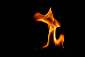 varm lågor på en svart bakgrund. skön flamma av brand i de mörk. abstrakt av brinnande lågor och rök. foto