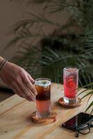 blå och röd cocktails med kalk för sommar drycker foto