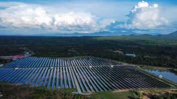 Drönare antenn se av sol- paneler systemet kraft generatorer från Sol. topp se på solceller sol- kraft paneler. alternativ energi källor. de begrepp av hållbar Resurser. foto