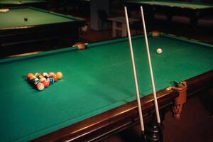 biljard tabell med grön yta och bollar i de biljard club.pool spel foto