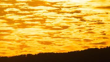 tid upphöra av de skön himmel med moln på solnedgång. solnedgång himmel på skymning i de kväll med naturlig himmel bakgrund med gyllene orange moln. foto