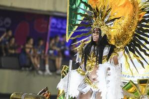 rio, Brasilien, februari 12, 2024, parader av de samba skolor paraiso do tuiuti av de särskild grupp, under de karneval i de stad av rio de janeiro i sapucai gata foto