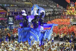 rio, Brasilien, februari 12, 2024, parader av de samba skolor paraiso do tuiuti av de särskild grupp, under de karneval i de stad av rio de janeiro i sapucai gata foto