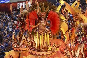 rio, Brasilien, februari 12, 2024. parader av de samba skolor unidos do viradouro av de särskild grupp, under de karneval i de stad av rio de janeiro i sapucai gata foto