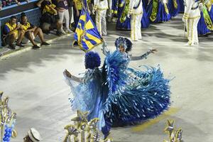rio, Brasilien, februari 12, 2024, parader av de samba skolor paraiso do tuiuti av de särskild grupp, under de karneval i de stad av rio de janeiro i sapucai gata foto