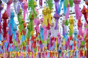färgrik lanna papper lyktor hänga i lamphun tempel. populär lykta festival under loy krathong i nordlig thailand. traditionell yi peng papper lykta. de hundra tusen lykta festival. foto