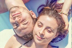 ung kärleksfull par slappnar av i de hydromassage foto