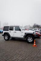 minsk, belarus, februari 19, 2024 - vit jeep wrangler foto