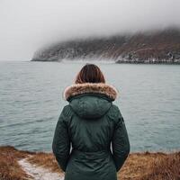 ai genererad ensam kvinna ser på de hav på dimmig dag foto