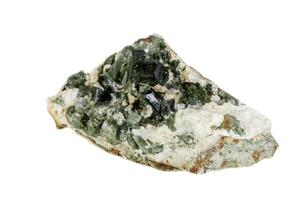 makro mineral turmalin sten på vit bakgrund foto