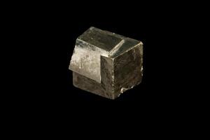 makro mineral sten pyrit på en svart bakgrund foto