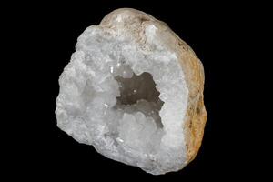 makro mineral sten kvarts geode svart bakgrund foto