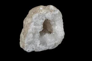 makro mineral sten kvarts geode svart bakgrund foto